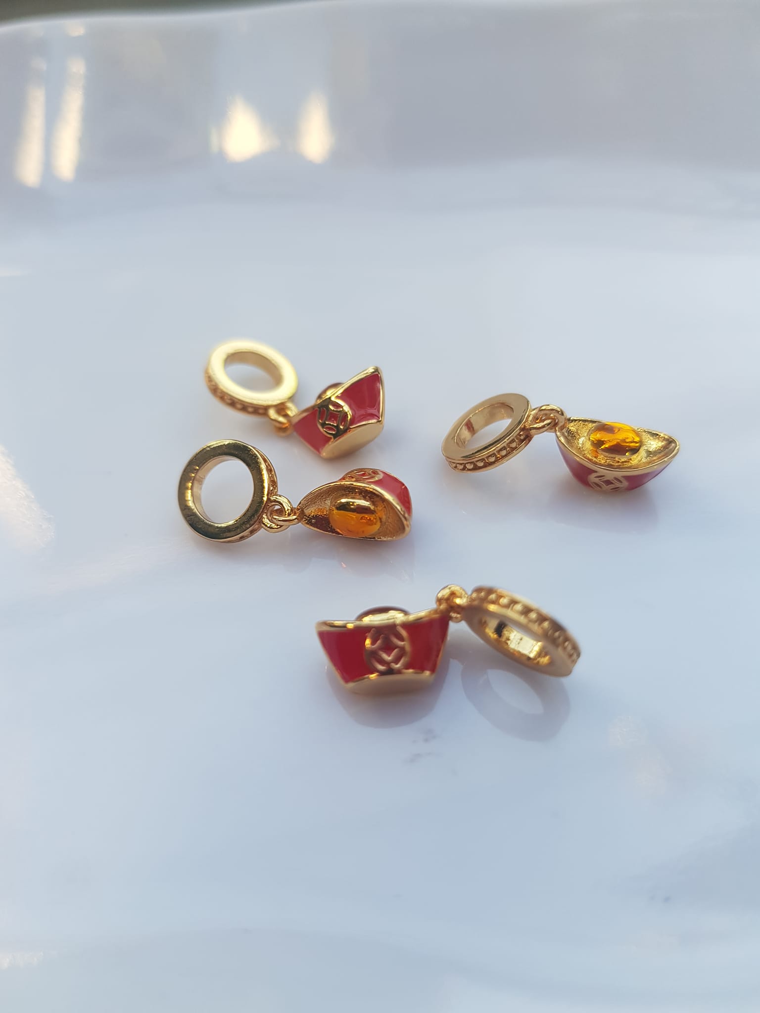 Phụ Kiện Charm Vòng Tay Nữ đẹp Hình Thỏi vàng đỏ mạ vàng kiểu đẹp Nữ đã có vòng tay hạt chuỗi , vòng tay kiểu thì charm thỏi vàng đỏ kiểu này vào đeo đẹp may mắn xinh lắm ạ