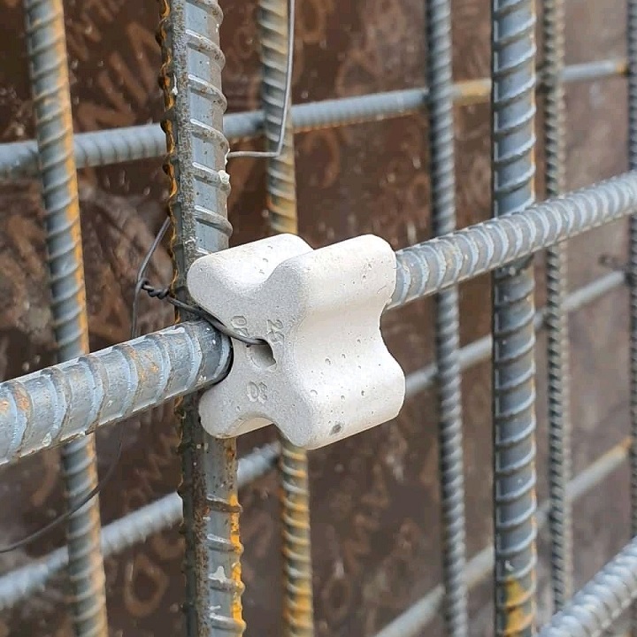 Con Kê Bê Tông 25/30mm Có Lỗ Buộc Dây Thép