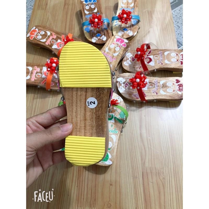 Guốc gỗ cho bé mang tết về hàng ạ