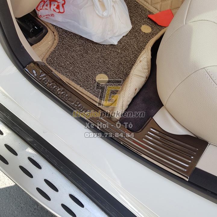 Bộ sản phẩm ỐP BẬC CỐP NGOÀI VÀ BẬC CỬA TRONG vân Titan xe Mercedes GLC