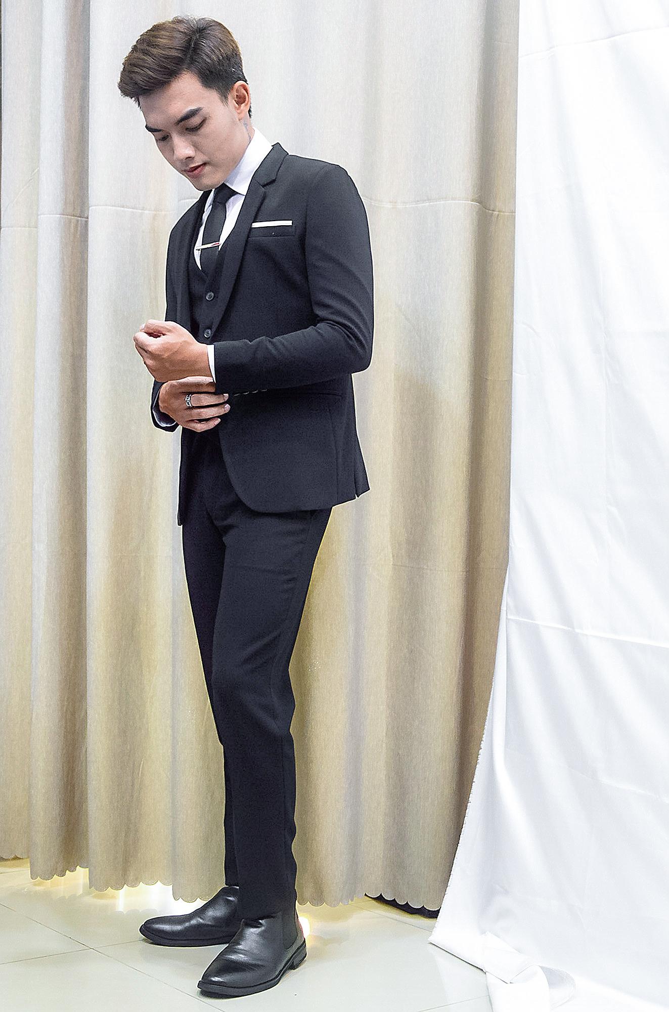 Combo bộ vest nam 1 nút và gile ôm body màu đen chất liệu co dãn , thoáng mát  tặng kèm combo phụ kiện