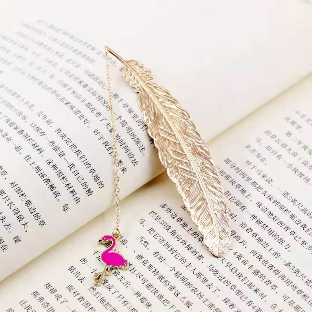 Bookmark Kim Loại Đánh Dấu Sách Hình Lông Vũ Dây Treo - Hồng Hạc