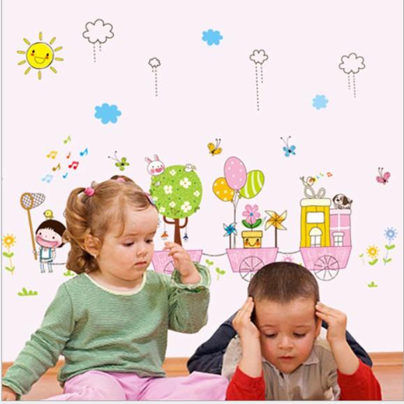 Decal dán tường Xe kéo và các bé
