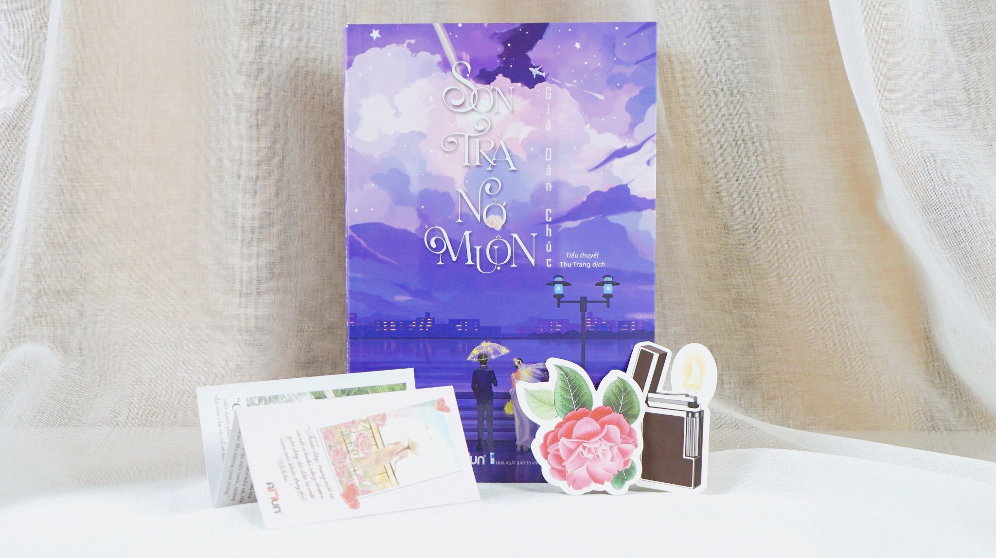 Sách ngôn tình - Sơn trà nở muộn - Giá Oản Chúc tặng kèm 01 bookmark hoa sơn trà, 01 bookmark chiếc bật lửa và 01 postcard- Đinh Tị Books phát hành