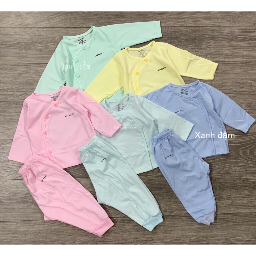 Một Bộ đồ dài tay cho bé sơ sinh nhiều size từ 0-9 tháng được làm từ chất liệu vãi cotton mềm mại,co giản tốt, thích hợp cho bé mặc cả ngày lẫn đêm