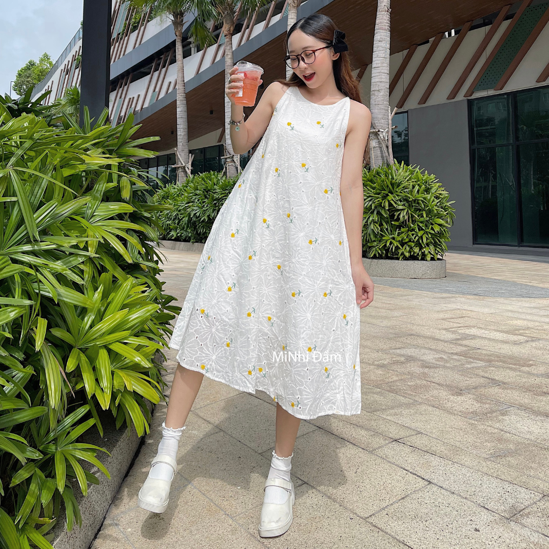 Đầm yếm dáng suông form rộng, Váy 2 dây màu trắng Cao Cấp kate thêu hoa nhí, sát nách cổ tròn MiNhi Đầm