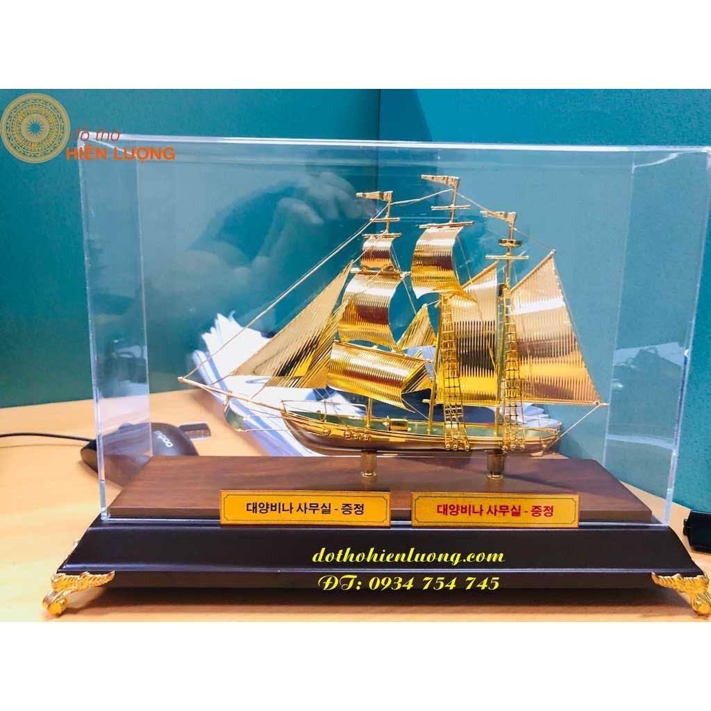 Mô Hình Thuyền Buồm Mạ Vàng Cỡ Trung