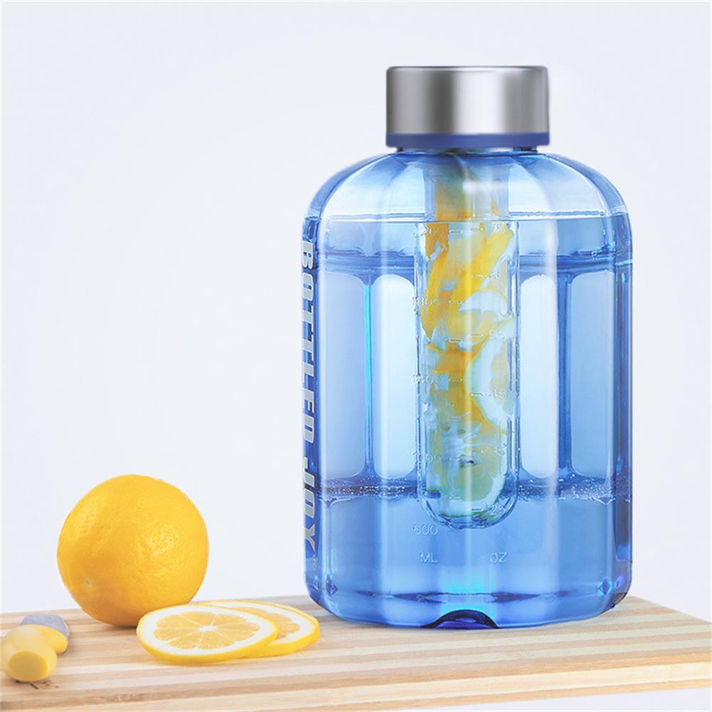 Bình nước thể thao 2,2L có mốc đánh dấu thời gian cần uống
