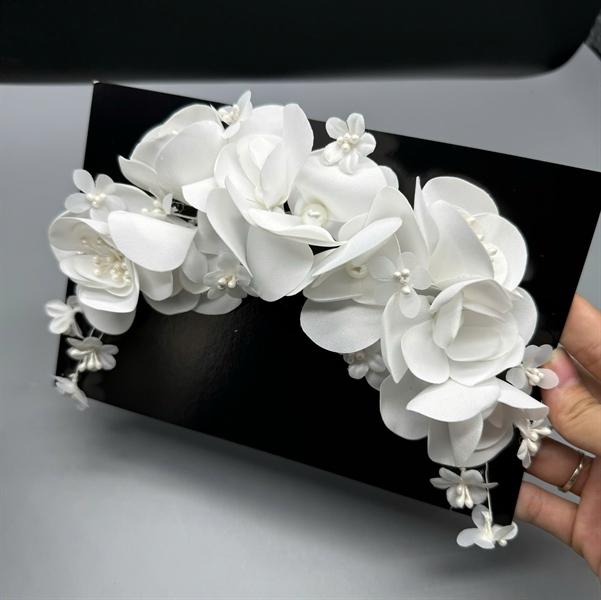 Băng đô cài tóc cô dâu hoa vải trắng 3D mẫu mới t11/2024