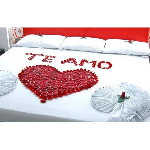 Cánh hoa hồng trải giường cưới, xếp hình yêu thương