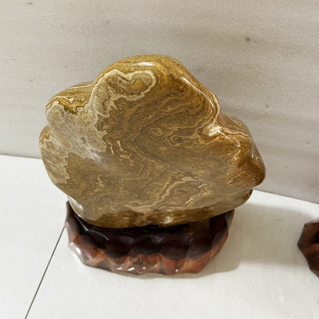 Đá, trụ đá, Cây đá màu vàng vân gỗ cao 48 cm, nặng 19 kg cm cho người mệnh Kim và Thổ đá tự nhiên ( tặng chân đế gỗ rừng)