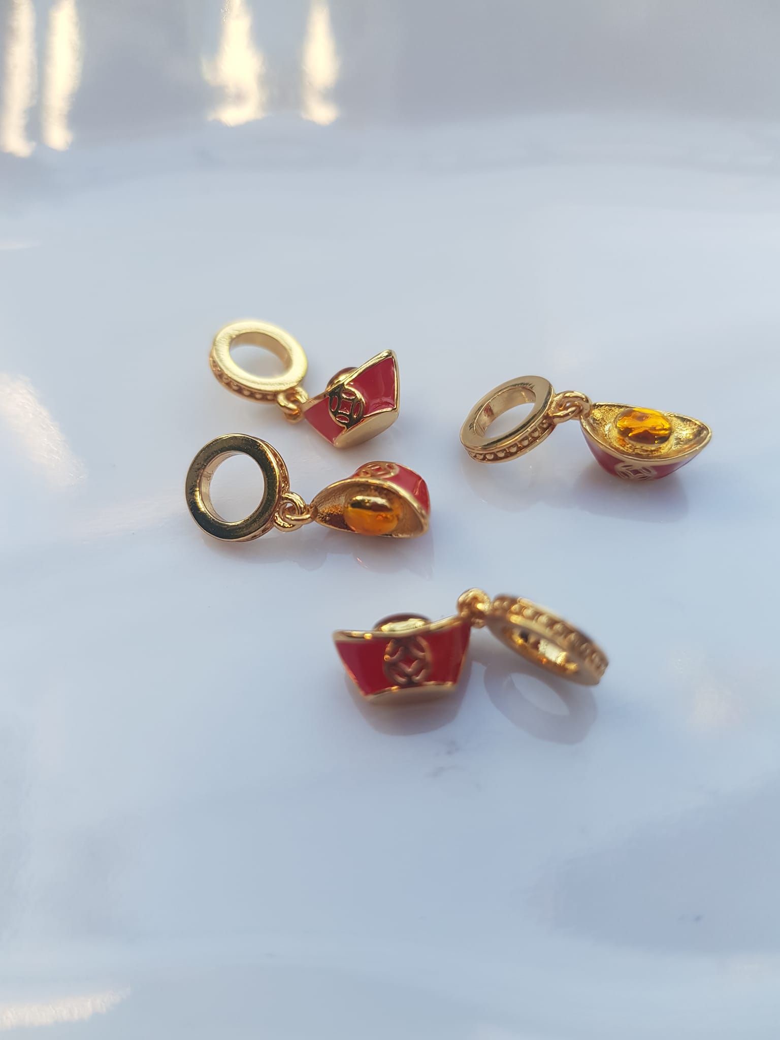 Phụ Kiện Charm Vòng Tay Nữ đẹp Hình Thỏi vàng đỏ mạ vàng kiểu đẹp Nữ đã có vòng tay hạt chuỗi , vòng tay kiểu thì charm thỏi vàng đỏ kiểu này vào đeo đẹp may mắn xinh lắm ạ