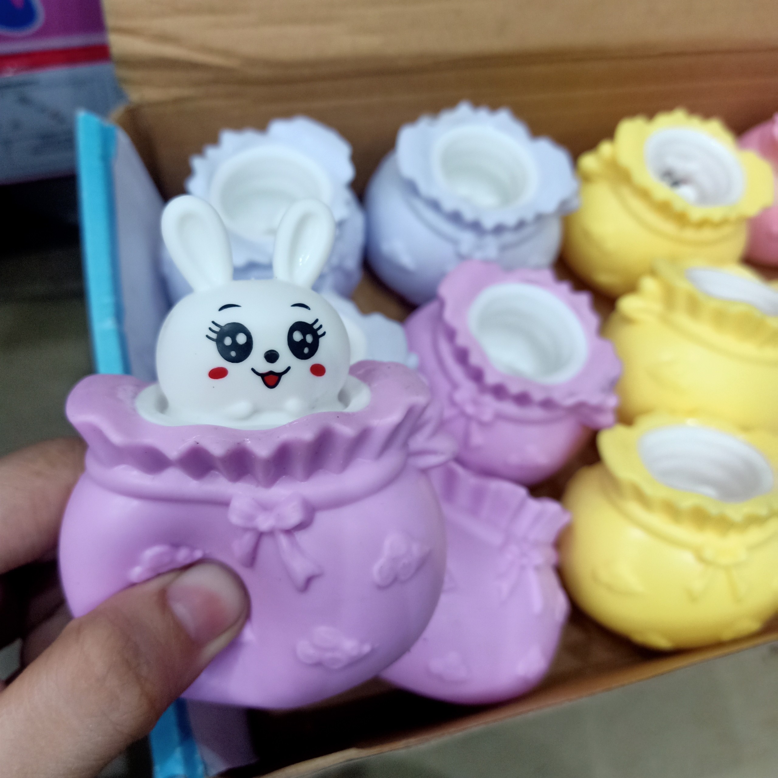 Đồ chơi giảm stress nắn bóp đàn hồi hình bé thỏ trốn trong cà rốt giải trí giảm căng thẳng cho mọi lứa tuổi