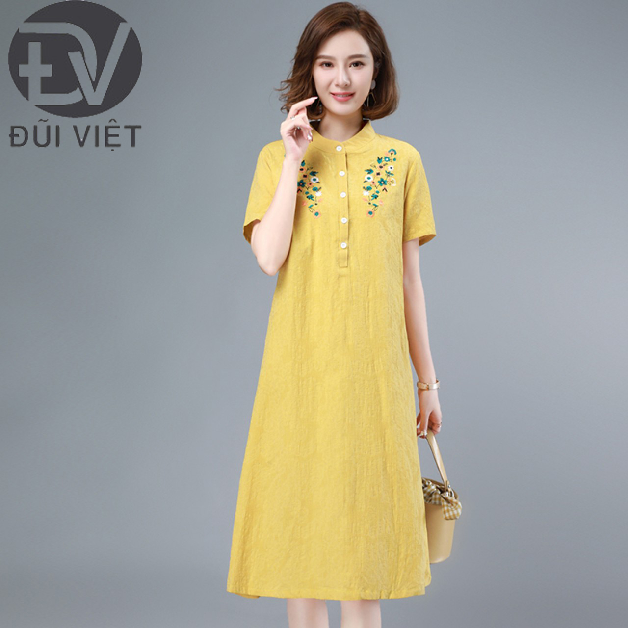 Váy linen vàng thêu hoa trước ngực dáng dài, đầm cổ tàu ngắn tay Đũi Việt
