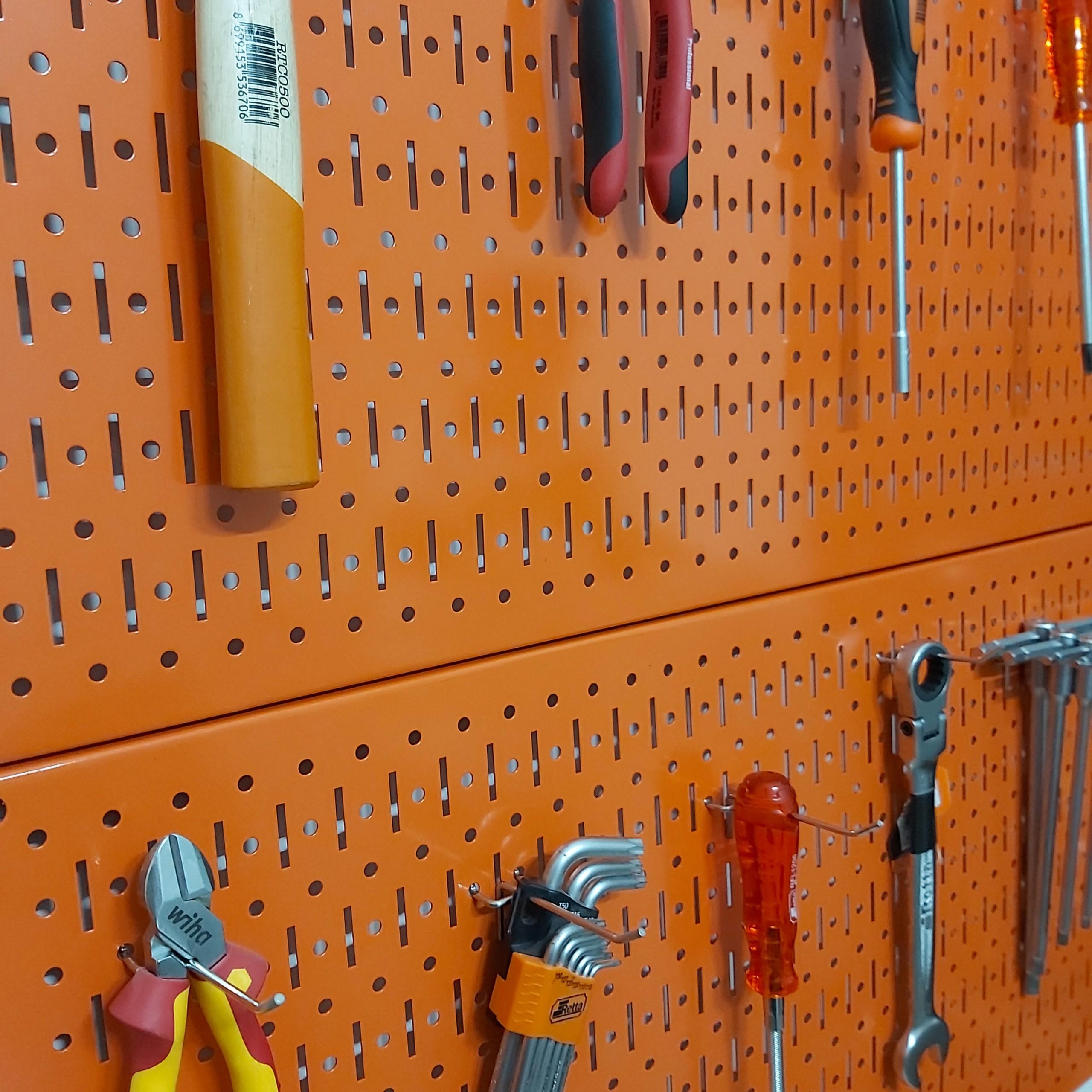 Tấm lưới pegboard đôi màu cam kèm phụ kiện treo tường