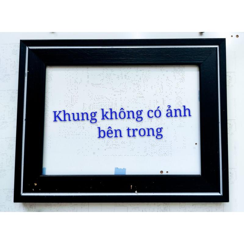 Combo 11 chiếc khung ảnh treo tường: 8 chiếc 13x18cm, 3 chiếc 20x25cm mặt bằng mica, tặng kèm đinh và móc treo tường.