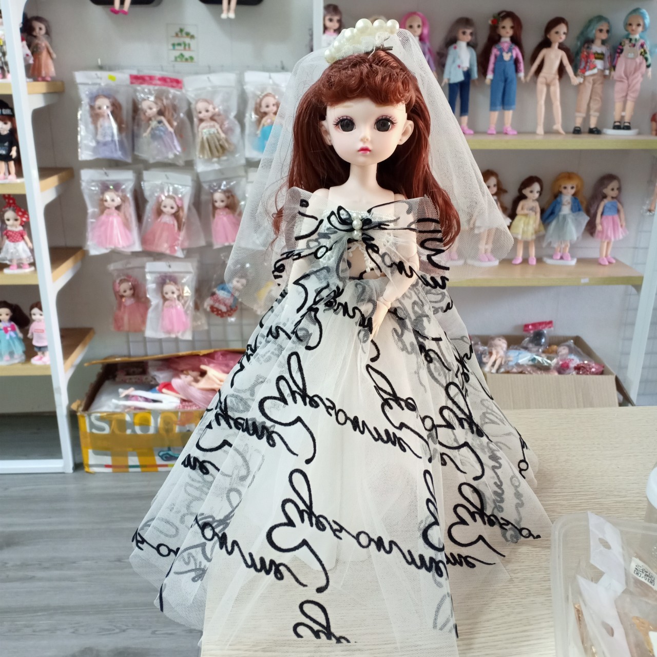 Búp bê cô dâu cao 30cm hoạ tiết đen trắng kèm cài đầu