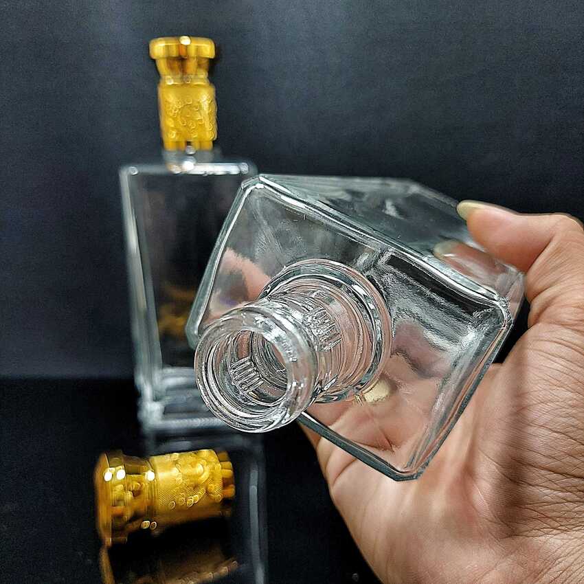 Chai Thủy Tinh Đựng Rượu 500ML hình hộp nắp nhựa vàng ánh kim – Chai Đựng Rượu Thủy Tinh – Vỏ Chai Rượu Đẹp siêu trong (C23)