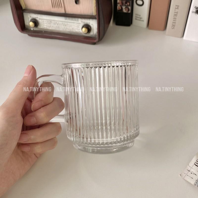 Ly cốc thuỷ tinh chiu nhiệt có quai dùng uống trà và cà phê, hoạ tiết vân sọc dọc phong cách Hàn Quốc