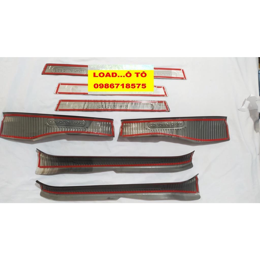 Ốp Bậc Cửa, Nẹp Bước Chân Xe Trong Ngoài Xe Toyota Cross 2023-2020 Chất Liệu Vân carbon Hàng Chữ Bóng Cao Cấp