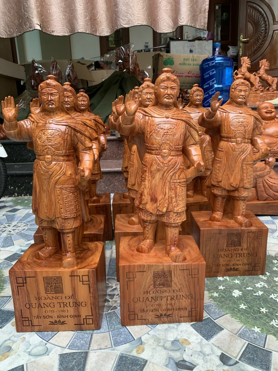 Tượng hoàng đế quang trung nguyễn huệ _tây sơn bình định bằng gỗ hương đá kt cao 60×20×15cm