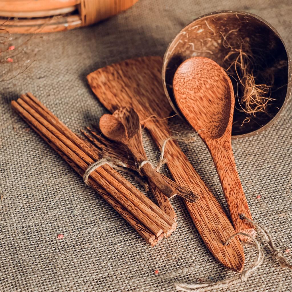 1 chén/ 2 muỗng/ 1 nĩa/ 4 đôi đũa/ 1 vá cơm/ 1 sạn xào