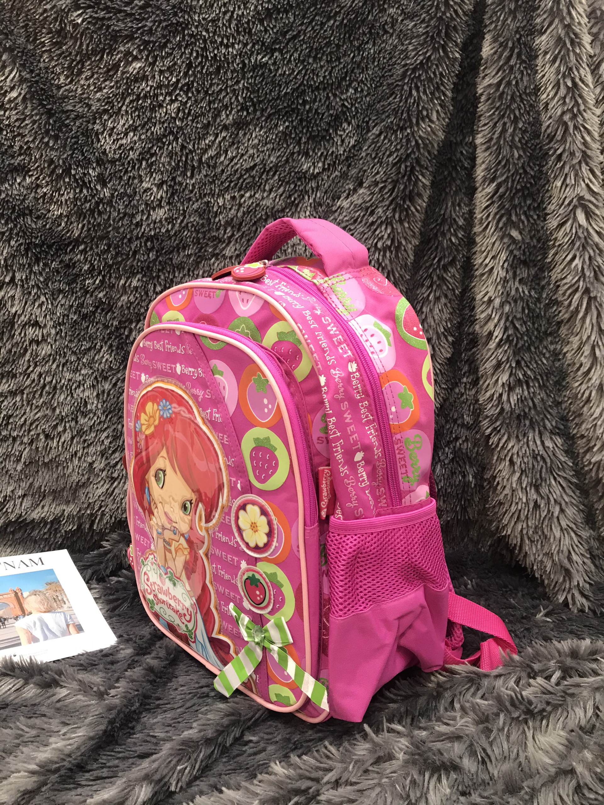 Balo trẻ em 15'' cao cấp hình Strawberry Shortcake chống cằm đính nơ xanh lá - BLSSC15 -