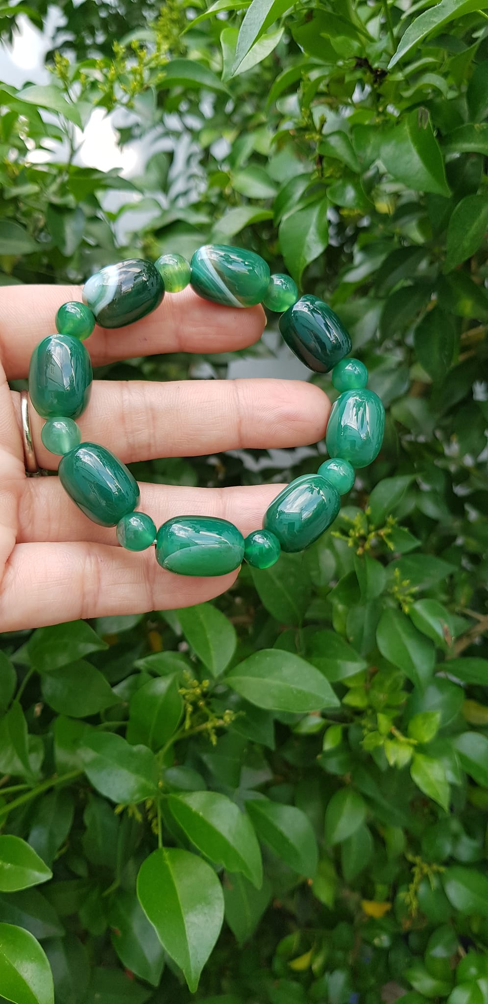 Vòng tay nữ đá mã não xanh cánh sen đậm phối kiểu hạt thống hạt tròn Size hạt 13mm Màu xanh cánh sen đậm vân tự nhiên rẻ xinh đẹp ạ