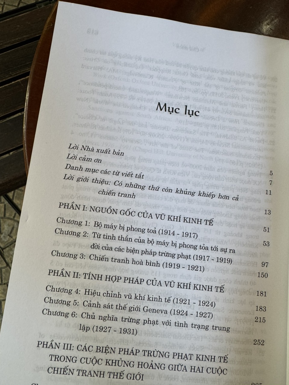 VŨ KHÍ KINH TẾ - Sự trỗi dậy của các biện pháp trừng phạt kinh tế như một công cụ chiến tranh hiện đại – Nicholas Mulder - NXB Chính trị quốc gia sự thật