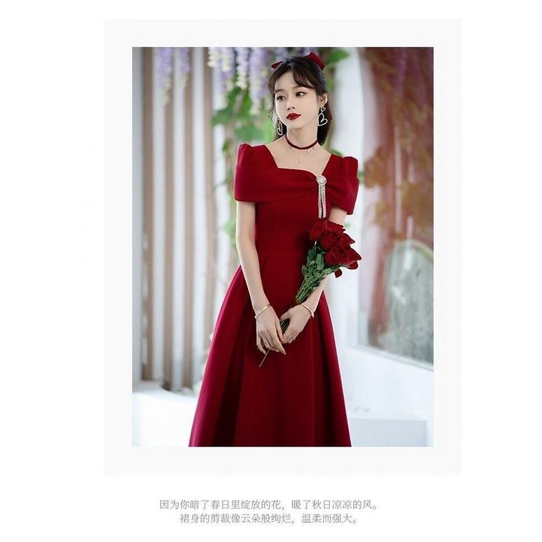 ĐẦM XÒE ĐỎ TRỄ VAI KÈM PHỤ KIỆN