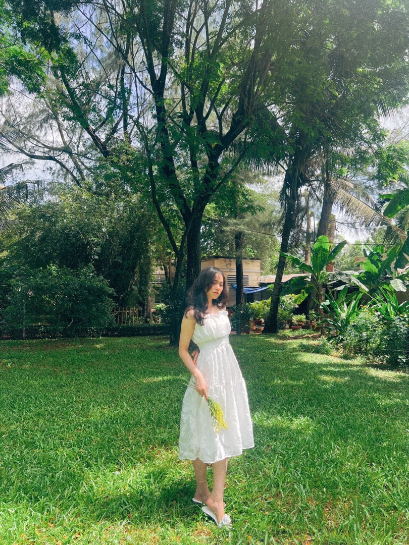 Đầm maxi 2 dây trắng hở lưng đi biển MiNhi thiết kế nữ tính dáng xòe dài qua gối, vải dày dặn 2 lớp