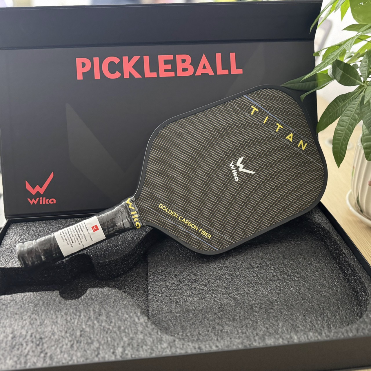Vợt Pickleball Wi-ka Titan với mặt vợt bằng Titanium vàng siêu bền, tối ưu trọng lượng, kiểm soát bóng tốt - Hàng công ty
