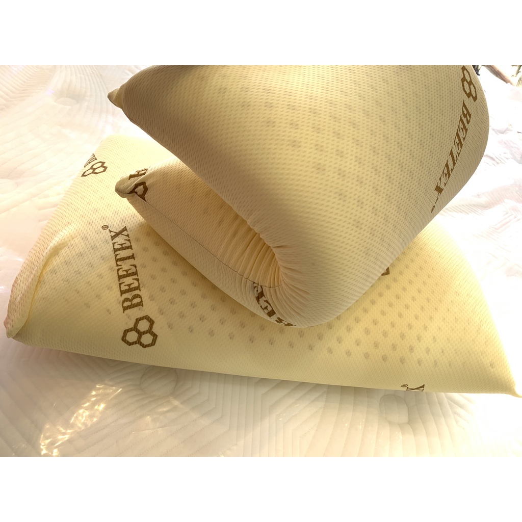 Gối cao su 100% từ thiên nhiên BEETEX OVAL có độ đàn hồi cao, mềm mại, mang đến giấc ngủ thoáng mát nhất. - Tặng kèm vỏ gối