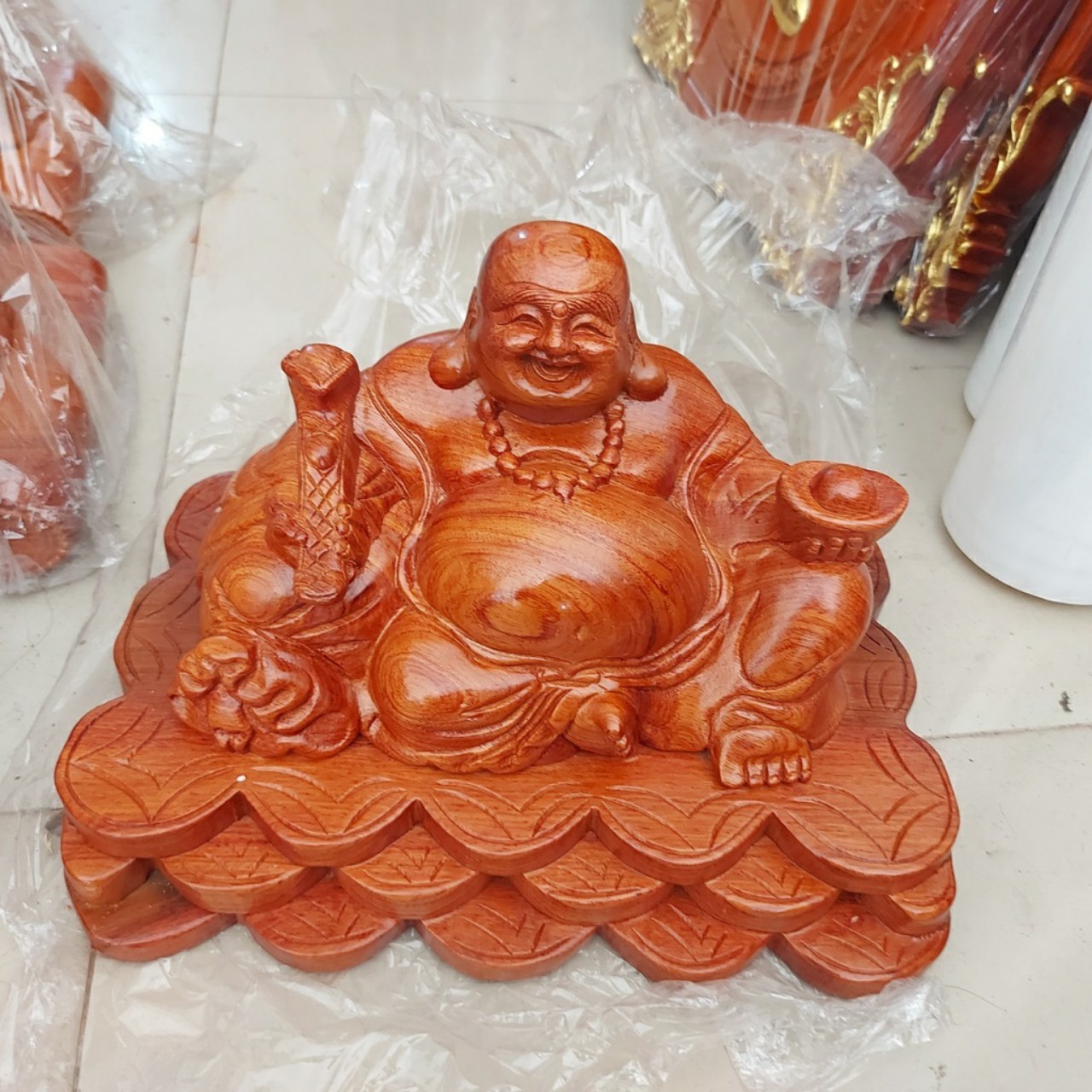 Tượng phật di lặc ngồi đế tiền gỗ hương 30cm