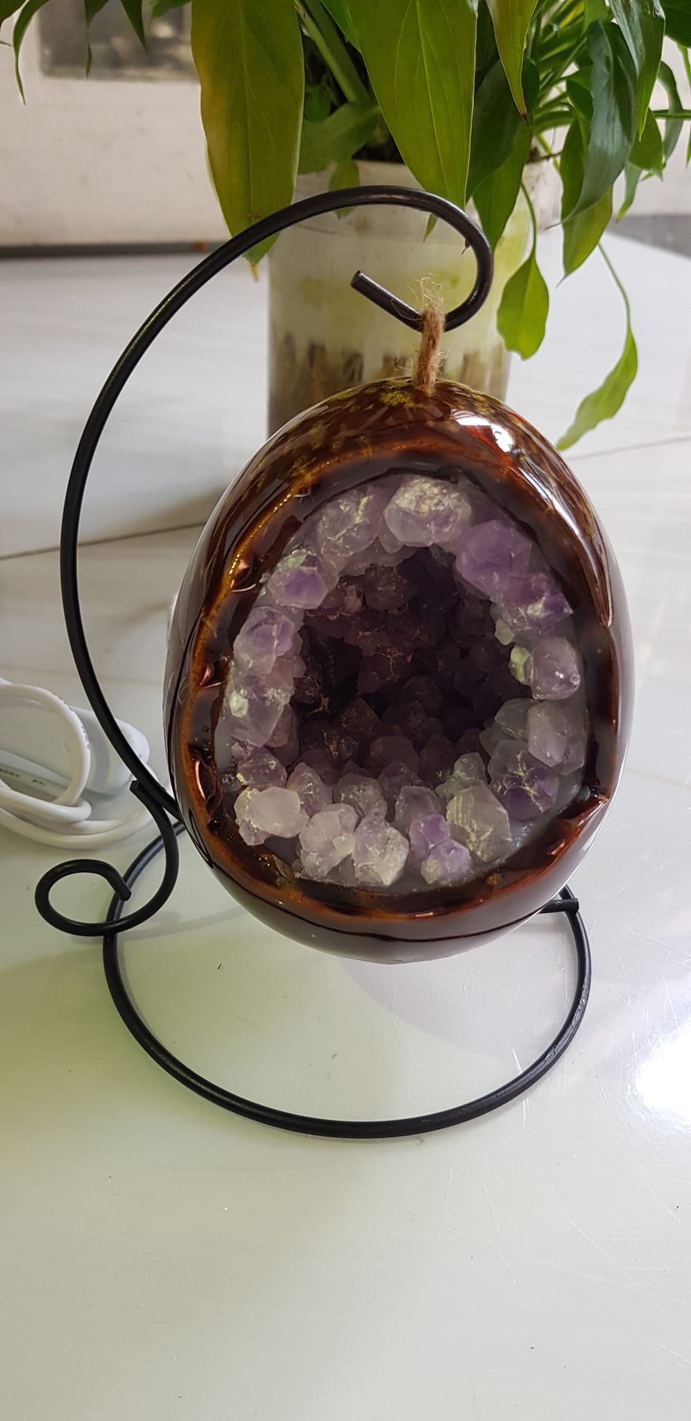 Miếng thạch anh tím tự nhiên hốc sâu có đế kiểu có đèn điện công dụng hút tài lộc Size cả chân Cao 16cm đk 12cm miếng tím cao 10cm x đk 8cm Anh Chị để bàn trang trí nhà bàn thờ Thần Tài và treo trong phòng làm đèn ngủ may mắn màu tím thật sự rất tốt đẹp ạ
