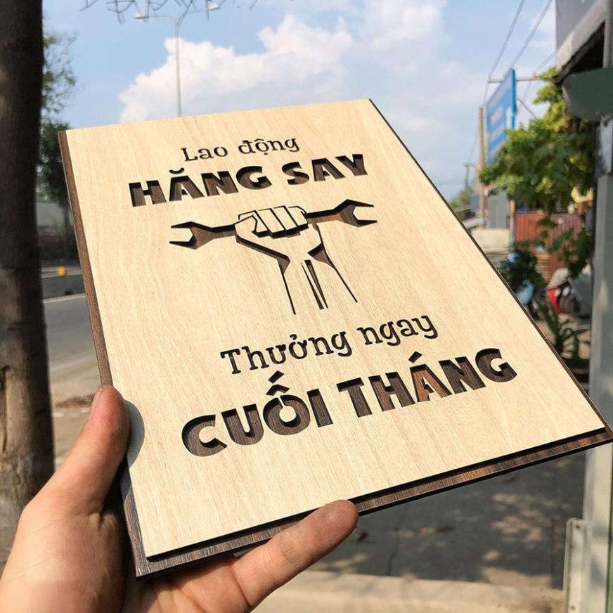 Tranh gỗ treo tường_Lao động hăng say thưởng ngay cuối tháng_CRN_01 . KÍch thước 54x40cm