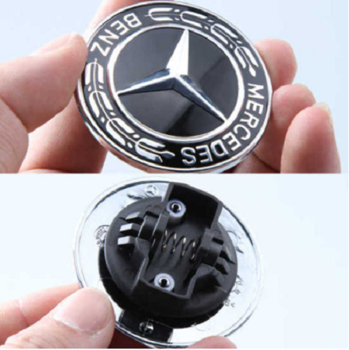 Logo có chữ Mercedes Benz chìm nắp capo đầu xe