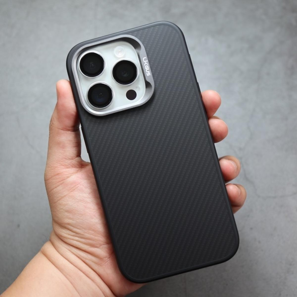 Hình ảnh Ốp lưng chống sốc vân carbon fiber cho iPhone 15 Pro Max / 14 Pro Max / 13 Pro Max  hiệu Likgus Defender trang bị viền camera kim loại, cạnh ốp dẻo TPU - Hàng chính hãng