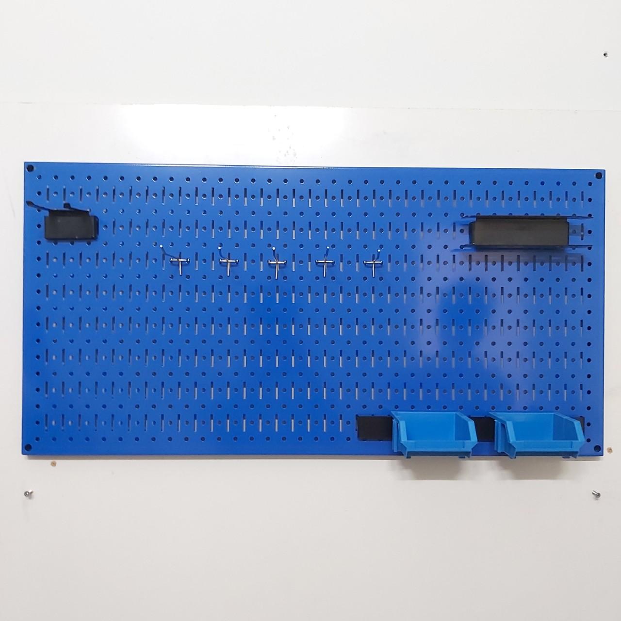 Tấm vách lưới pegboard màu xanh treo tường đa năng