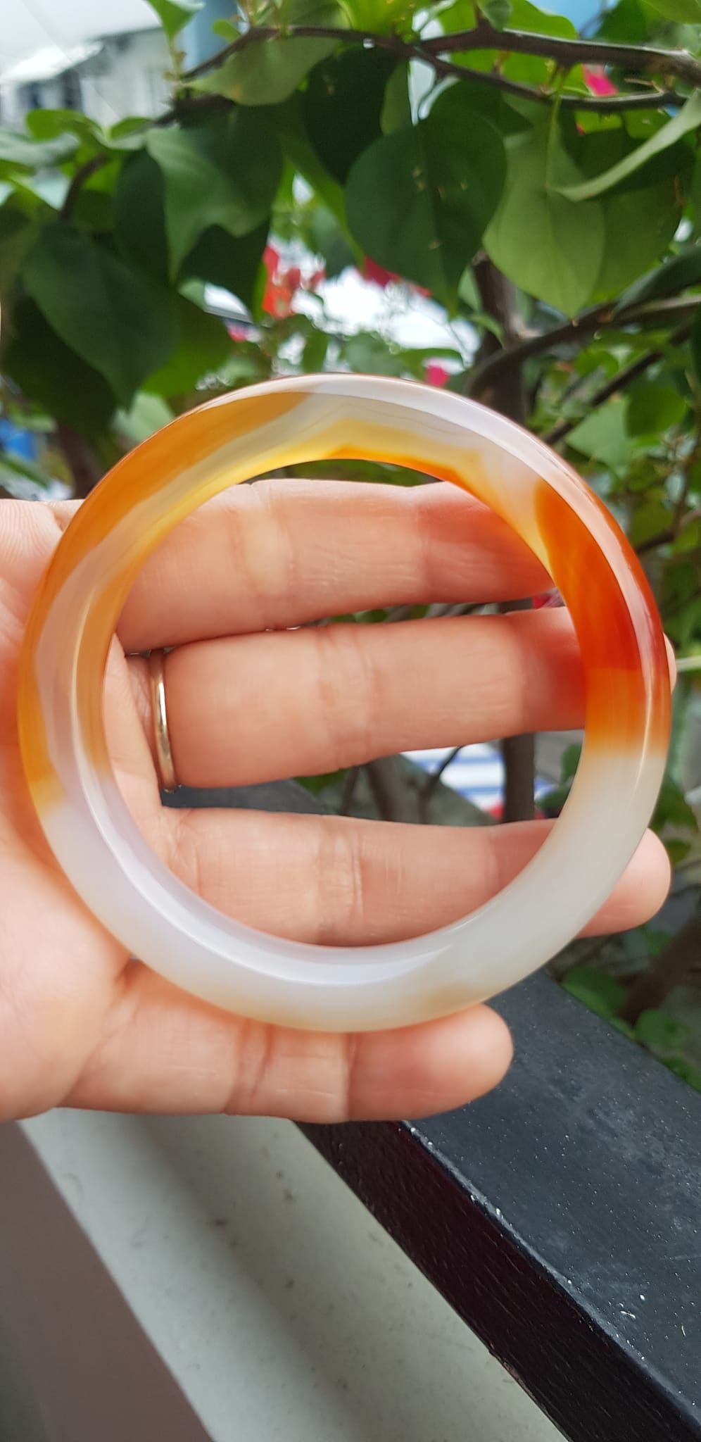 Vòng tay Nữ đá mã não đỏ cam trắng Ni 56mm x chột to 9mm Màu trắng đỏ cam nhẹ 1 bên vân nhẹ nhàng đẹp ạ Nữ 55kg - 63kg đeo xinh tay đẹp ạ
