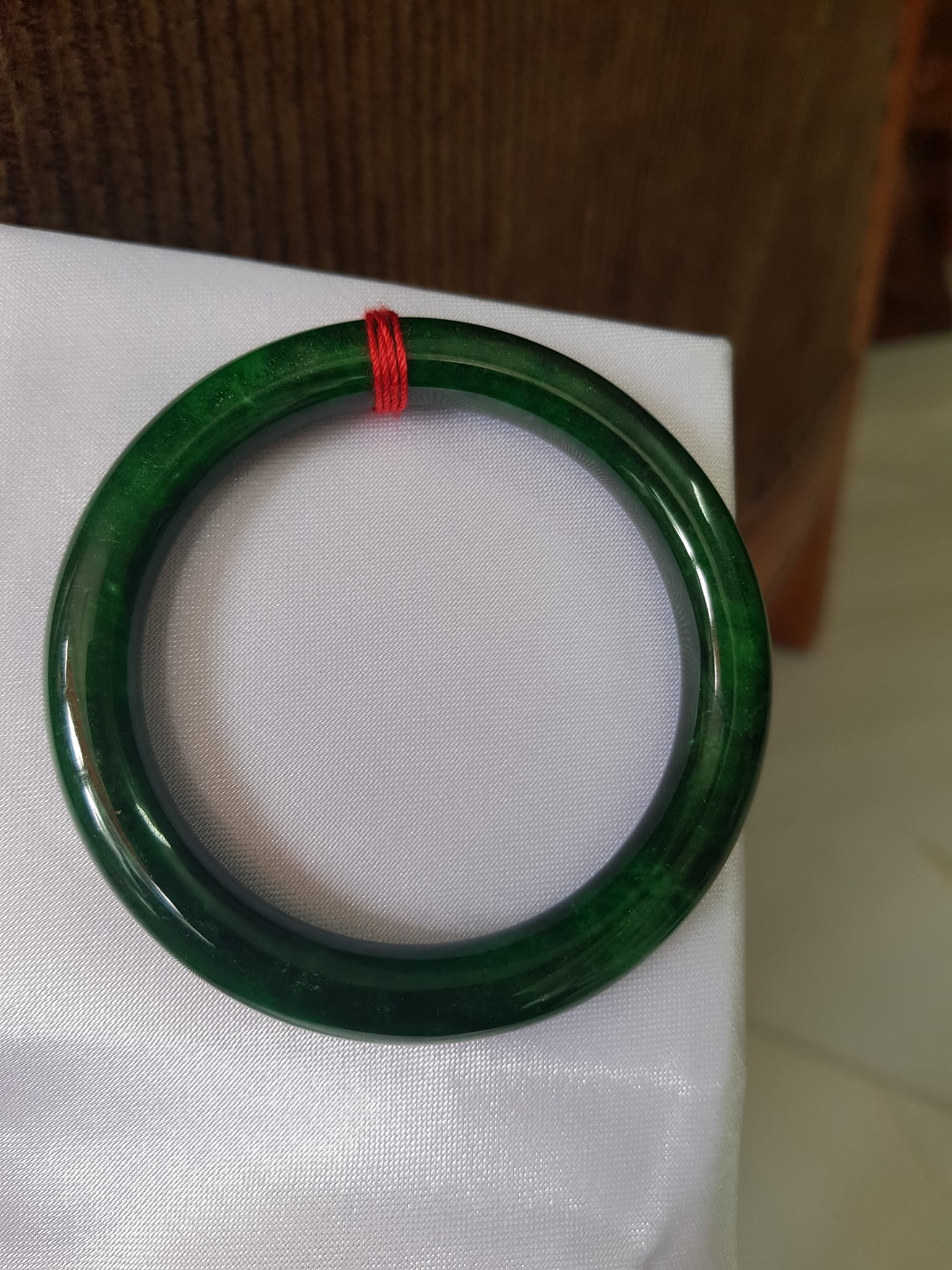 Vòng tay đá cẩm thạch Sơn Thủy size 48mm x cọng 8mm   Màu Xanh Đậm bóng nữ 40kg-48kg đeo   Hợp nữ mệnh Thủy mệnh Mộc ạ