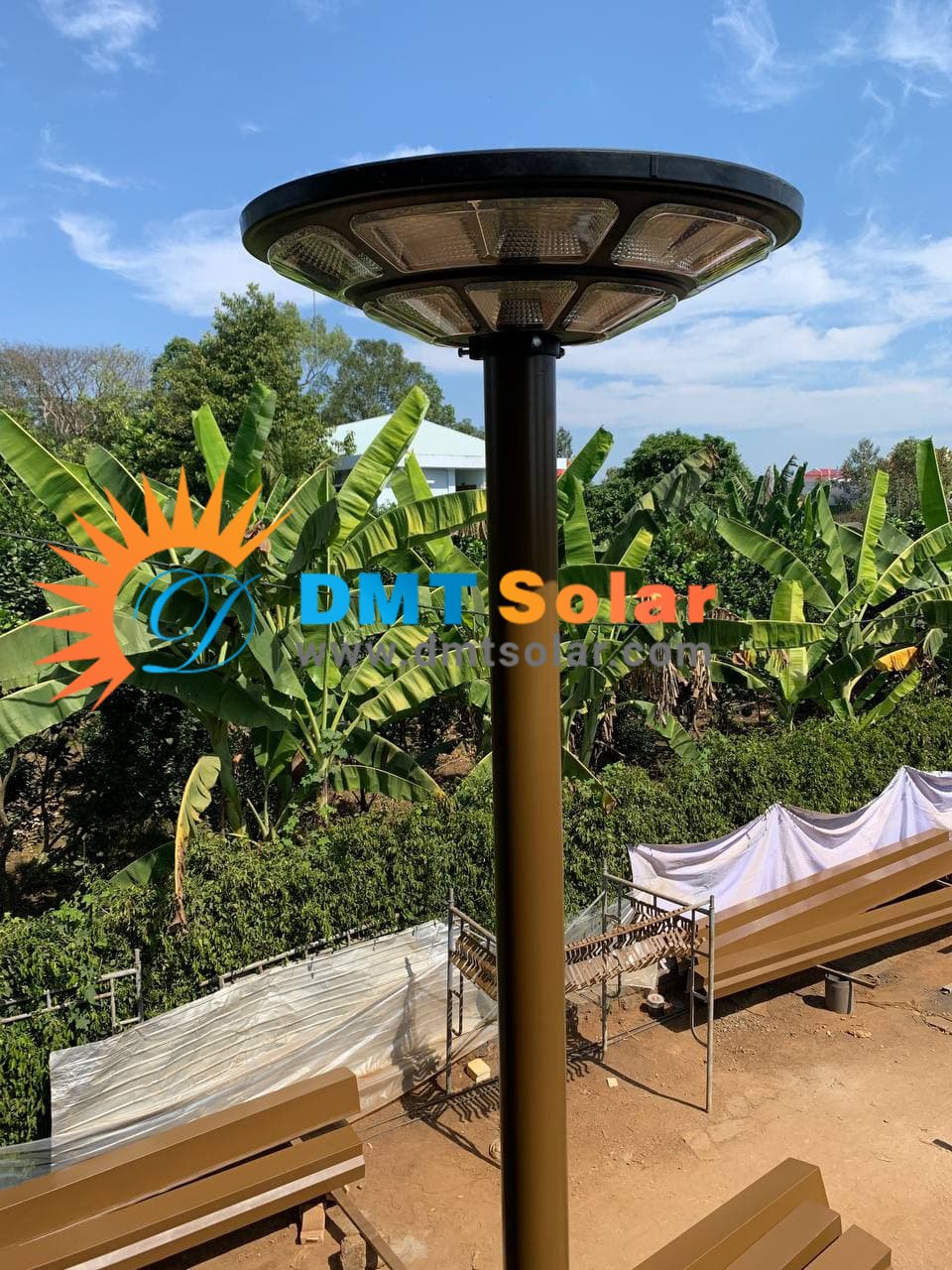 Đèn đĩa bay UFO năng lượng mặt trời chiếu sáng sân vườn công suất 1000W - UFO1000