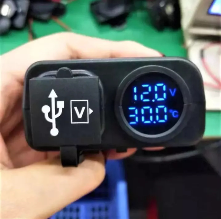 Bộ sạc điện thoại kèm báo von báo nhiệt độ 3in1 gắn xe máy rất tiện dụng
