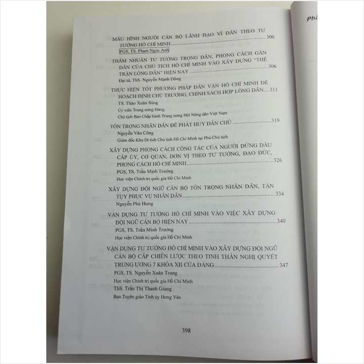 Sách Học Và Làm Theo Phong Cách Lãnh Đạo Gần Dân, Vì Dân Của Chủ Tịch Hồ Chí Minh - V1669P