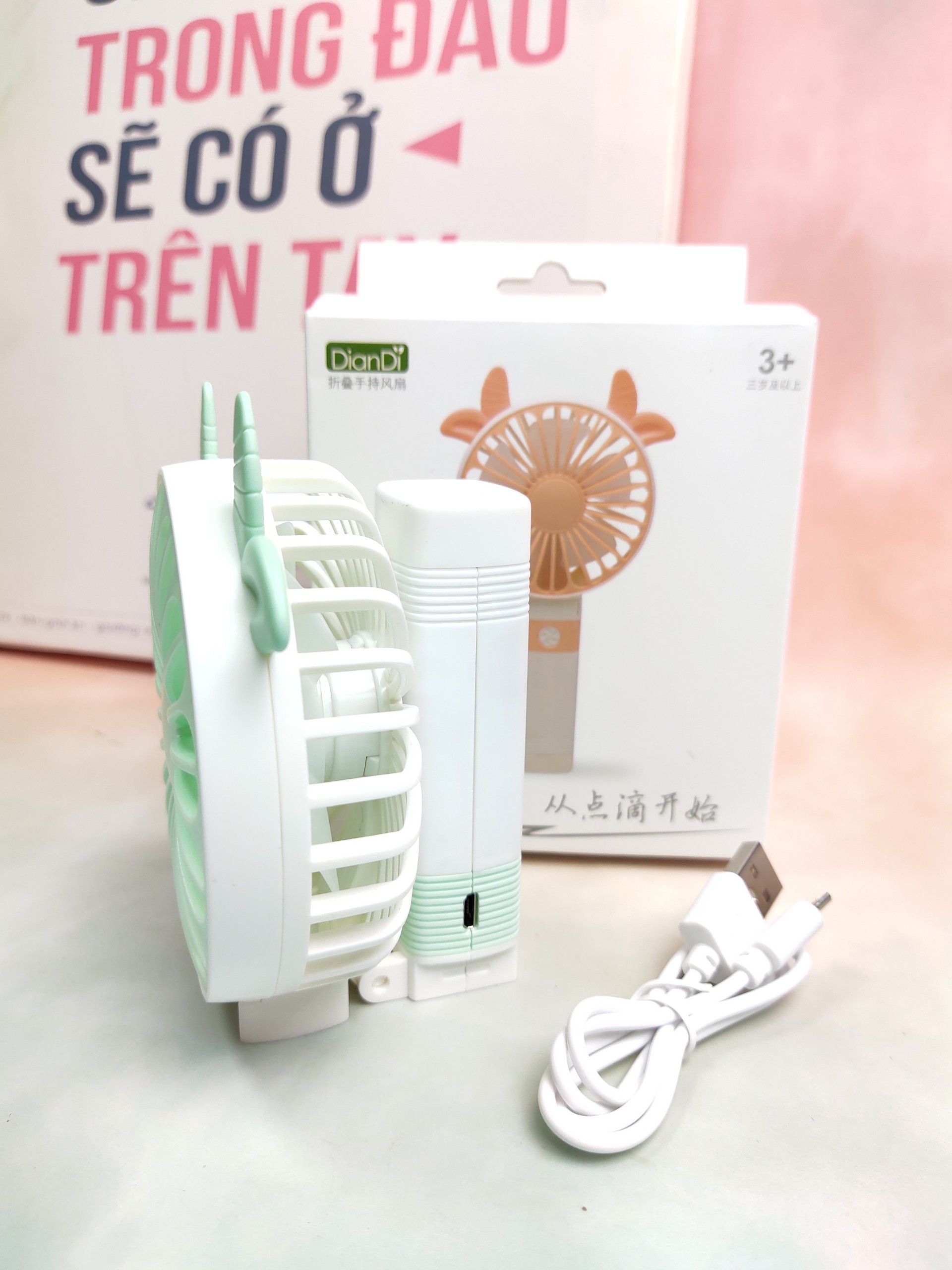 Quạt sạc mini cầm tay - giao mẫu ngẫu nhiên