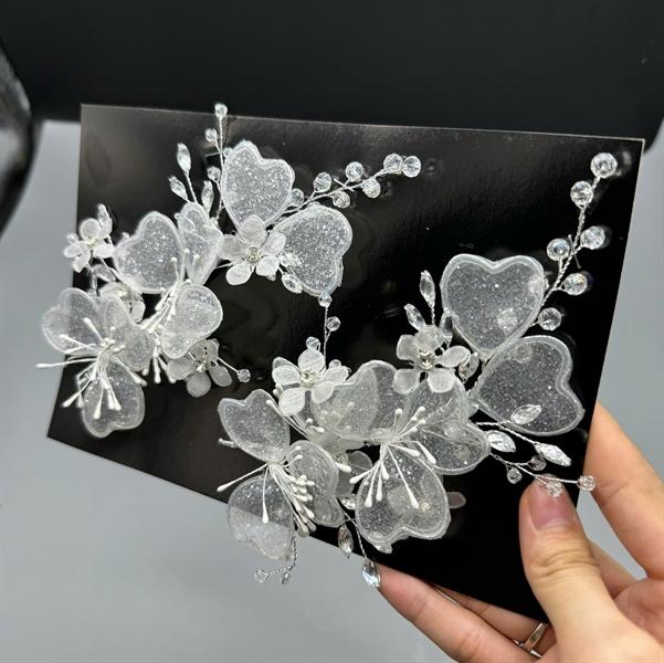 Cài tóc cô dâu hoa cánh tim màu trắng kết hạt cườm