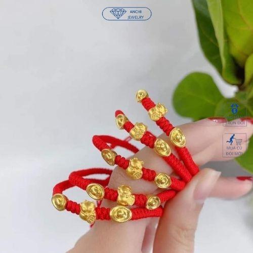 Vòng tay charm vàng dây bện chỉ đỏ charm mèo thần tài thỏi vàng, Anchi jewelry