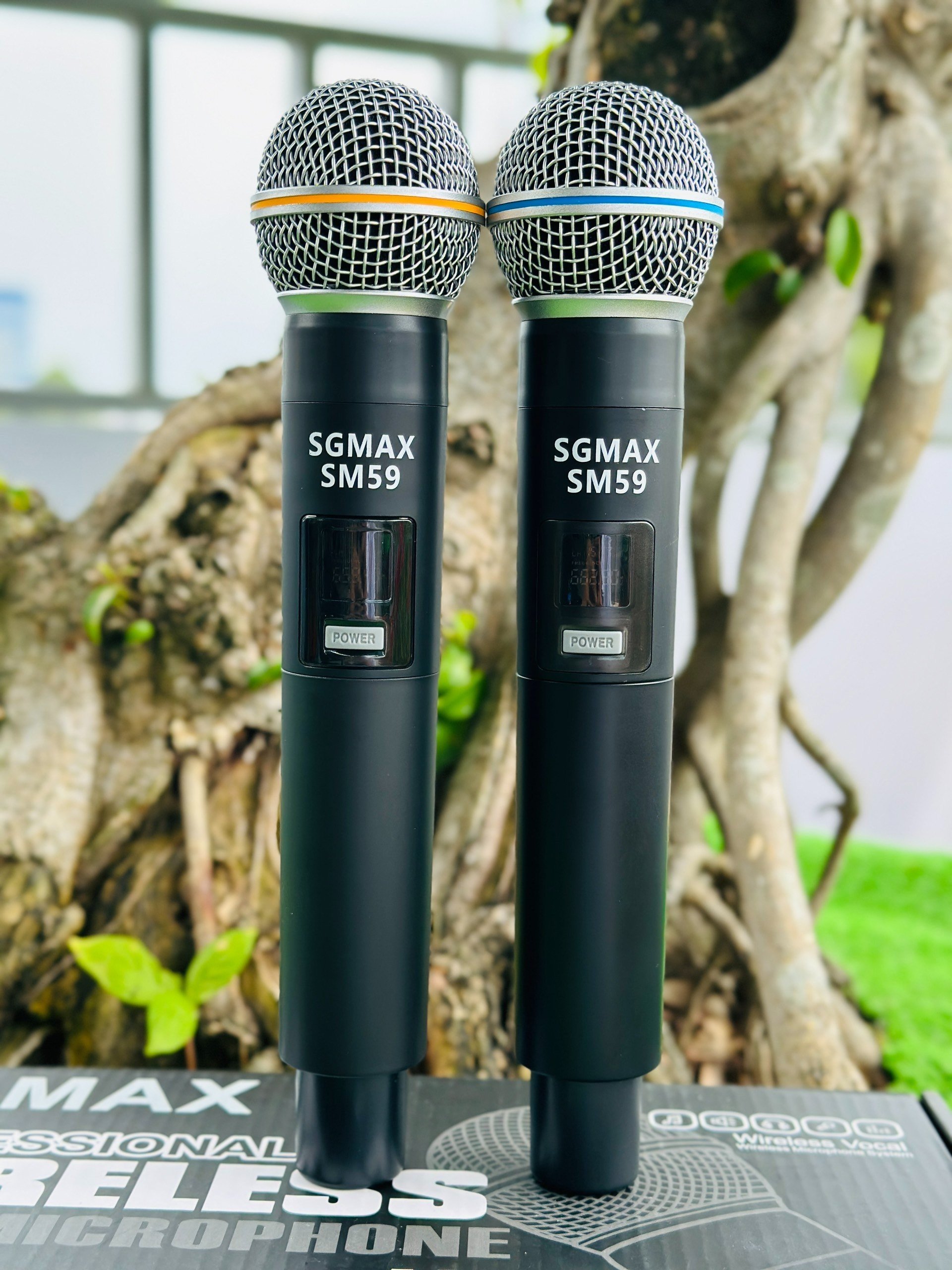 SGMax SM59- Micro Karaoke Không Dây Chính Hãng Chống Hù Rè Tốt Hỗ Trợ Nâng Giọng Hát Khi Hát Sạc Pin Trực Tiếp Trên Micro Bắt Sóng Xa Đến 15m hàng chính hãng