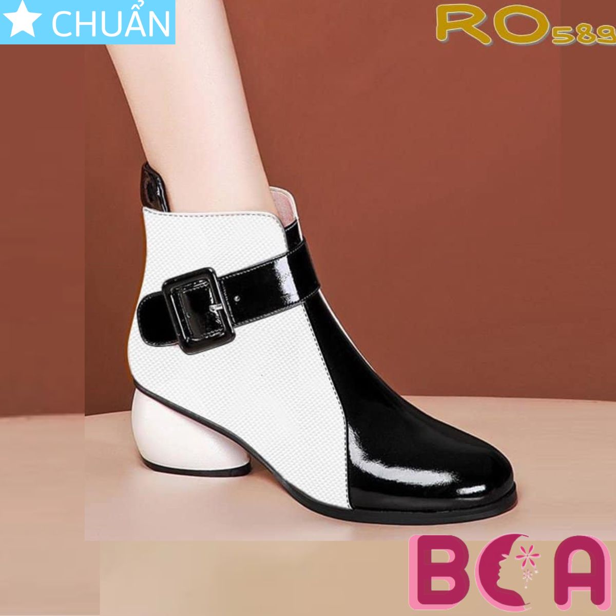 Bốt nữ cổ thấp 5p RO589 ROSATA tại BCASHOP sành điệu với cách phối màu trắng và đen, mặt giày nhám và bóng độc đáo