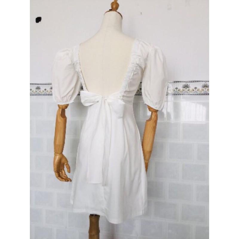 Đầm trắng cổ vuông khoét lưng có size